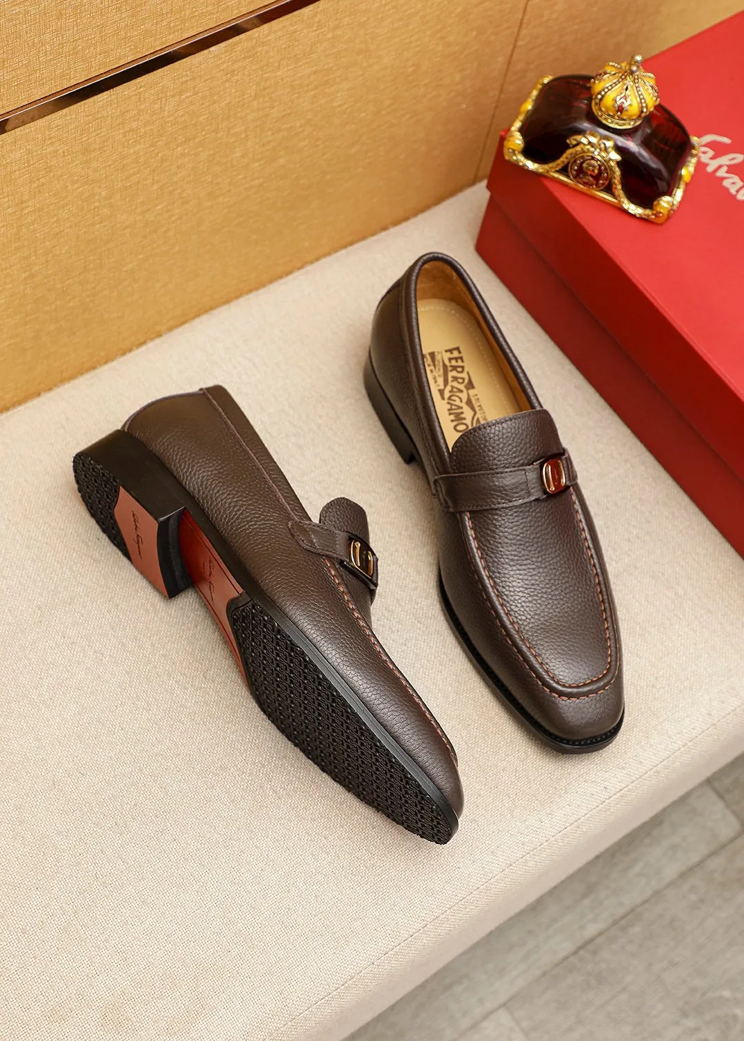 Men's shoes 💰460 💐 Product trademark: Ferragamo "Ferragamo" casual leather shoes Regular size: 38-44 (45.46🉑️customized) Product materials: Selected imported first-layer pebbled cowhide leather upper + luxury hardware buckle, imported water-dyed cowhide leather lining. Strong three-dimensional visual effect, original outsole color: 2⃣️seed leather materials optional